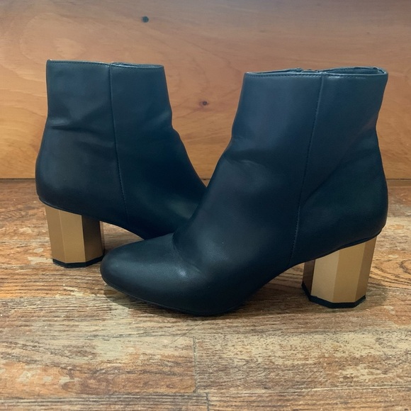 Urban Outfitters Gold Geometric Block Heel Black Leather Ankle Boots Size: 8 - Picture 1 of 11